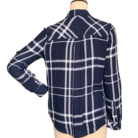 Romeo + Juliet Plaid Flannel Button Front Top Sz M Navy Blue & White 106i - Picture 4 of 9
